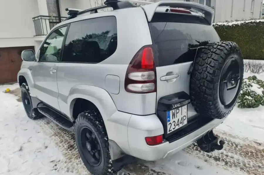 У продажу Toyota Land Cruiser Prado 120