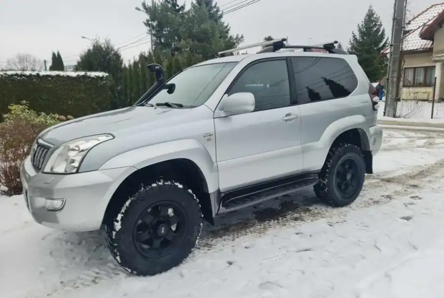 У продажу Toyota Land Cruiser Prado 120