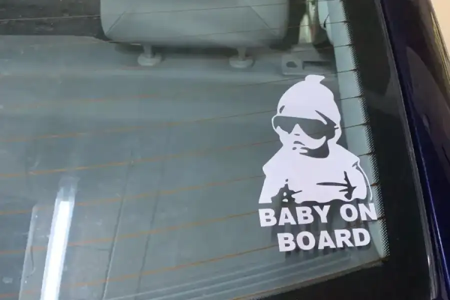 Наклейка на авто Baby on board Белая светоотражающ