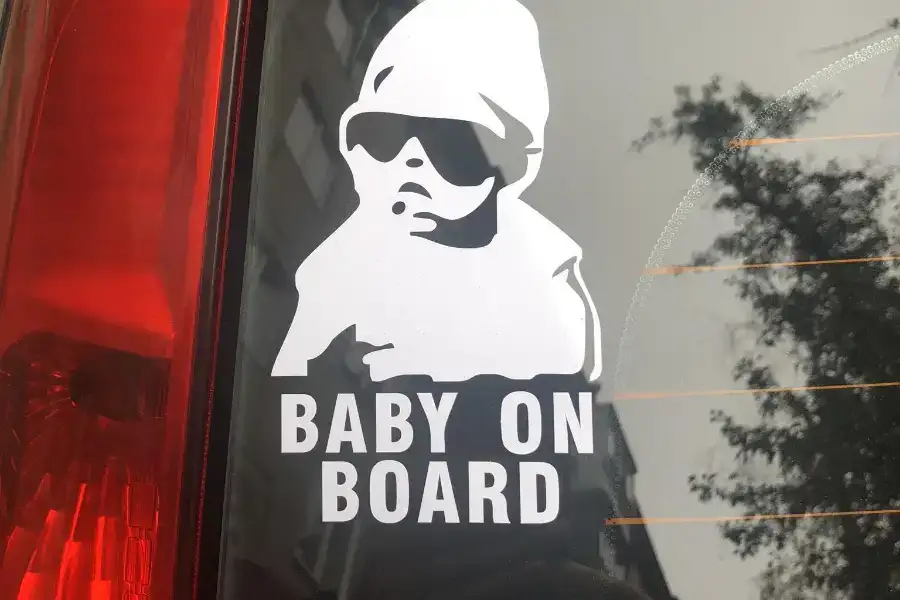 Наклейка Baby on board Белая светоотражающая на ав