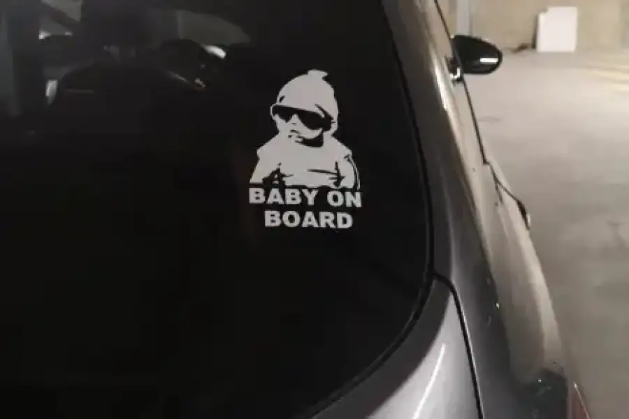 Наклейка Baby on board Белая светоотражающая на ав