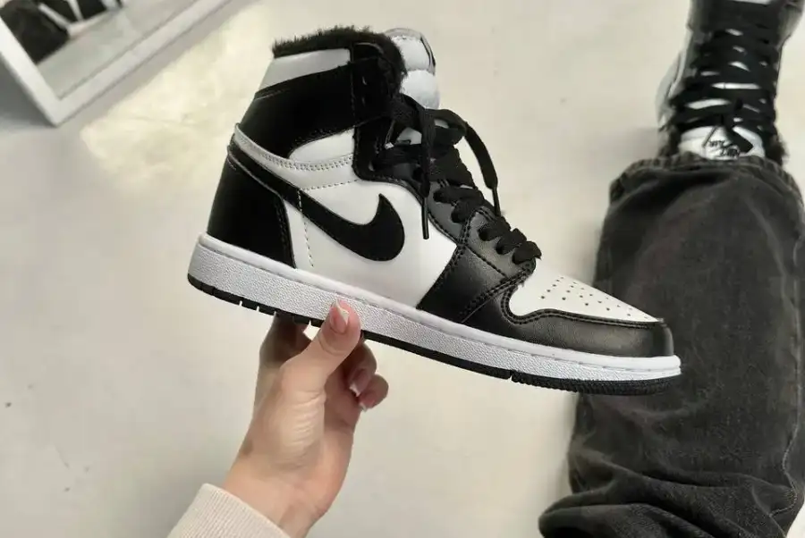 Nike Air Jordan 1 mid black WINTER