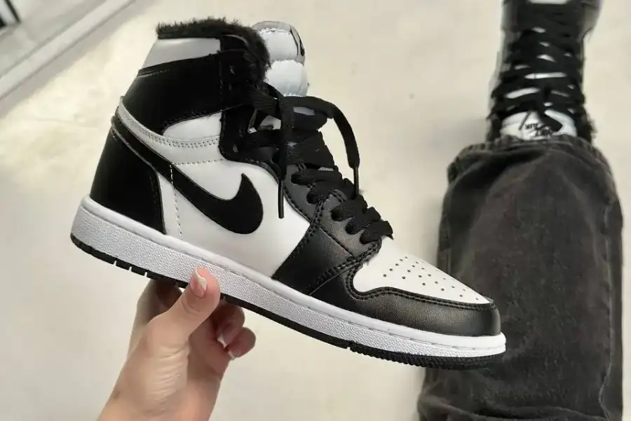 Nike Air Jordan 1 mid black WINTER