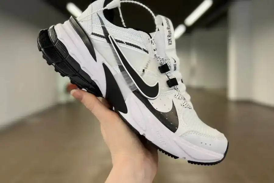 Nike V2K Runtekk White Black