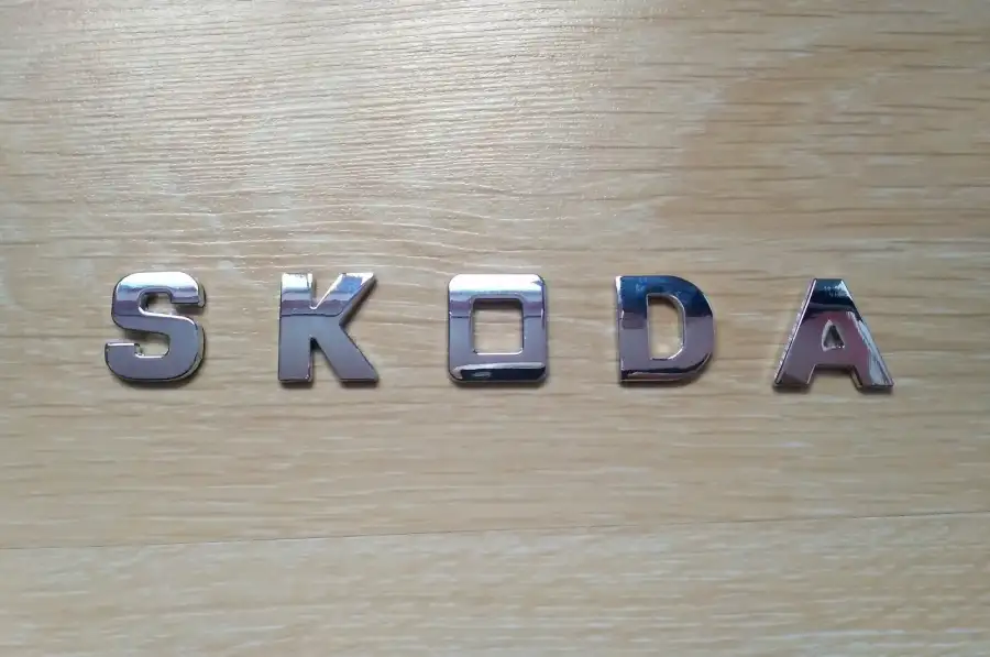 Металлические буквы Skoda на кузов авто