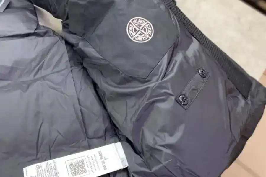 Жилет черный Stone Island v074