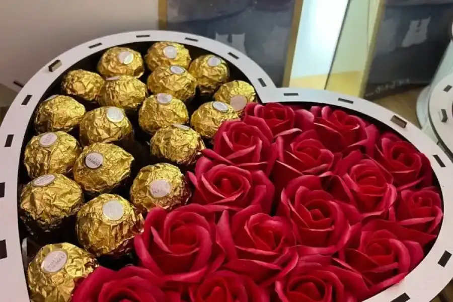 Солодкий подарунковий бокс з цукерками Ferrero Roc, грн 1,200.00