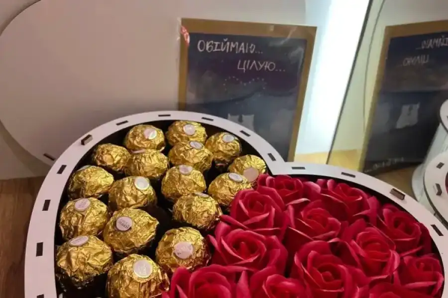 Солодкий подарунковий бокс з цукерками Ferrero Roc, грн 1,200.00