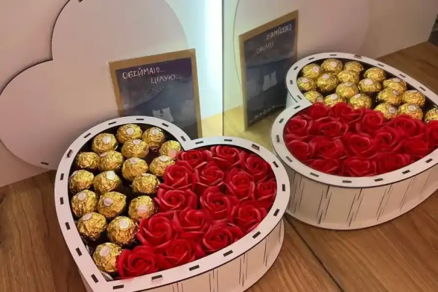 Солодкий подарунковий бокс з цукерками Ferrero Roc, грн 1,200.00