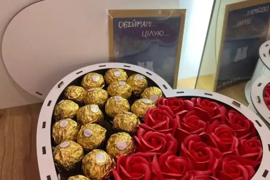 Солодкий подарунковий бокс з цукерками Ferrero Roc, грн 1,200.00