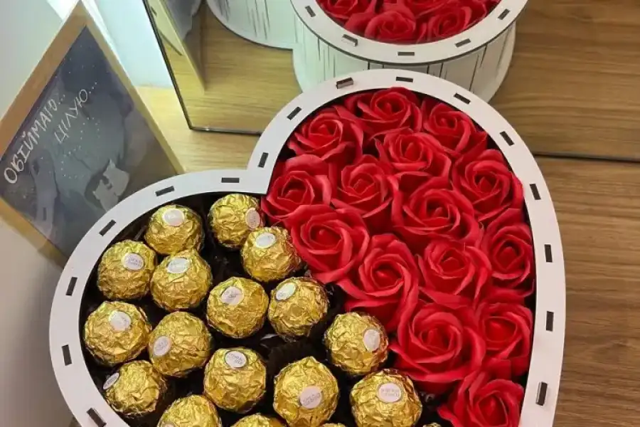 Солодкий подарунковий бокс з цукерками Ferrero Roc, грн 1,200.00