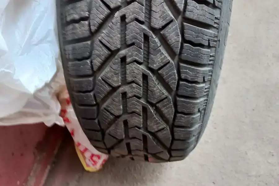 Продаєм комплект зимових шин Б/У 215/65R16 